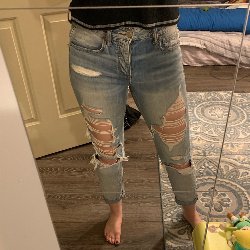 American Eagle Distressed Tomgirl Jeans SIZE 4